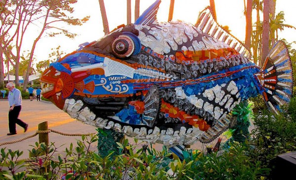 13-Sculptures-Made-of-Beach-Waste-That-Will-Make-You-Reconsider-Your-Plastic-Use9__880